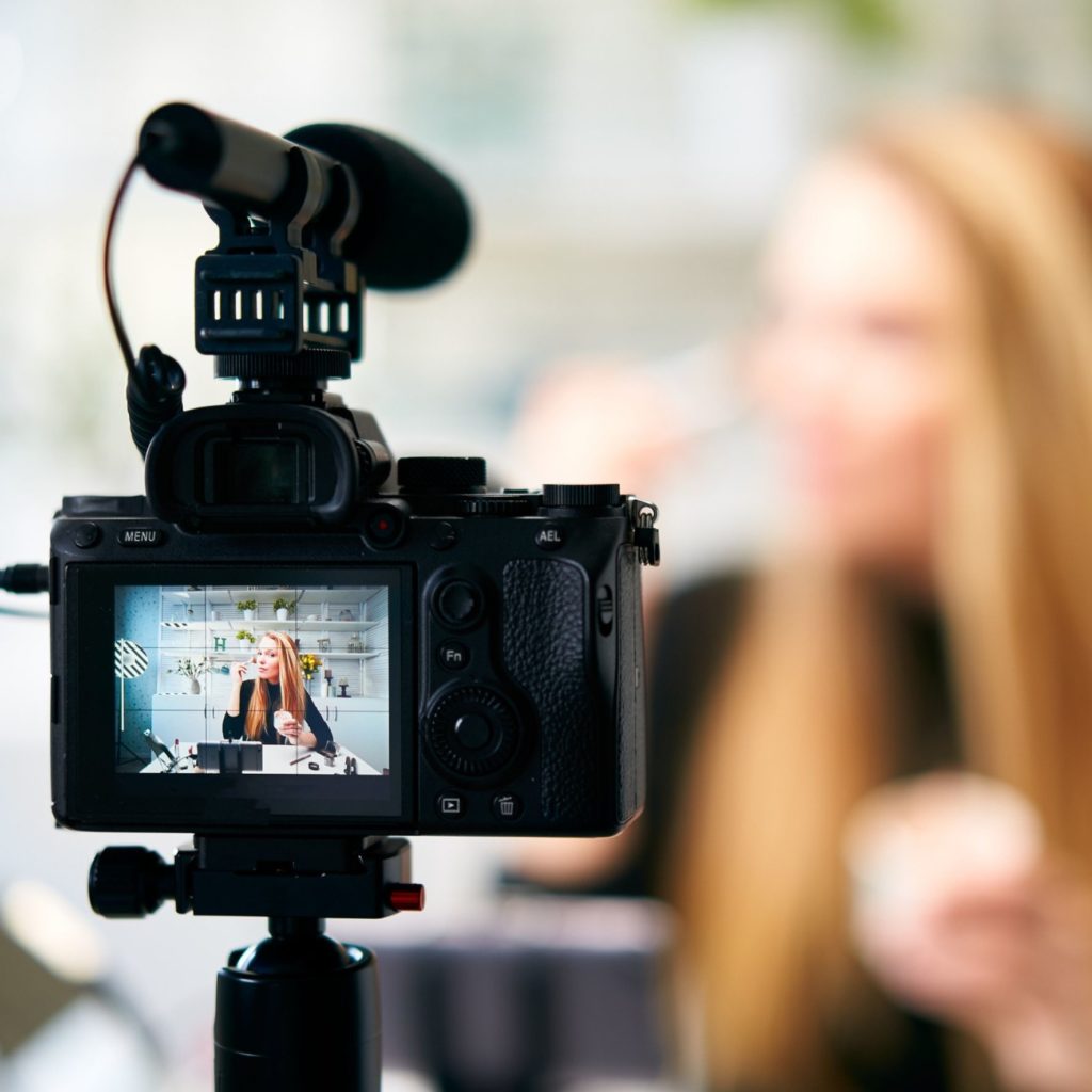 Influencer Marketing - Mädchen vor Kamera - INTERRUPT