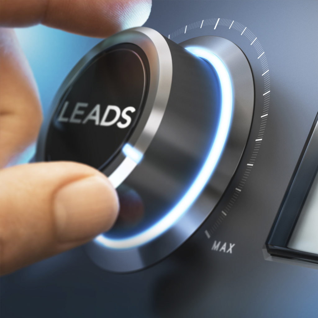 Hand dreht Regler auf Maximum um höhere Leads zu generieren